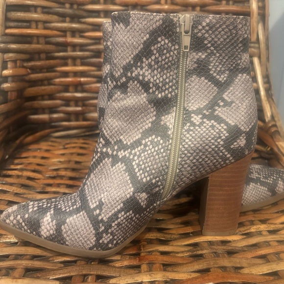 Carlos Santana Snake Print Ankle Boots - Gray and Black in size 7 - Picture 10 of 15